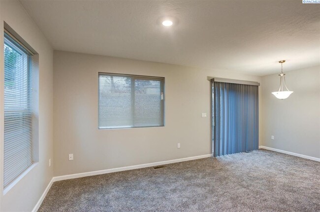 Building Photo - 3bdr/2.5 ba with garage, Low maintenance!