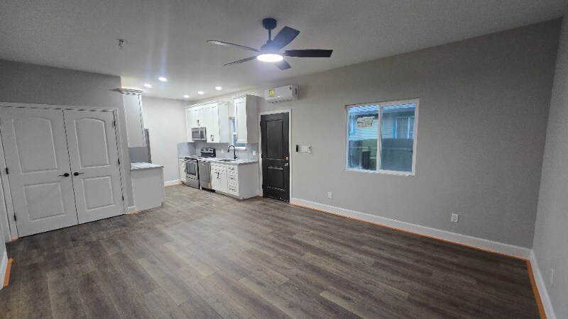 Building Photo - 619 S Sacramento St