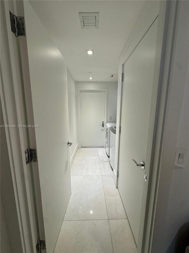 Building Photo - 17121 Collins Ave