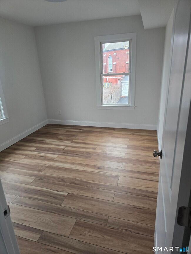 Building Photo - 530 Jane St