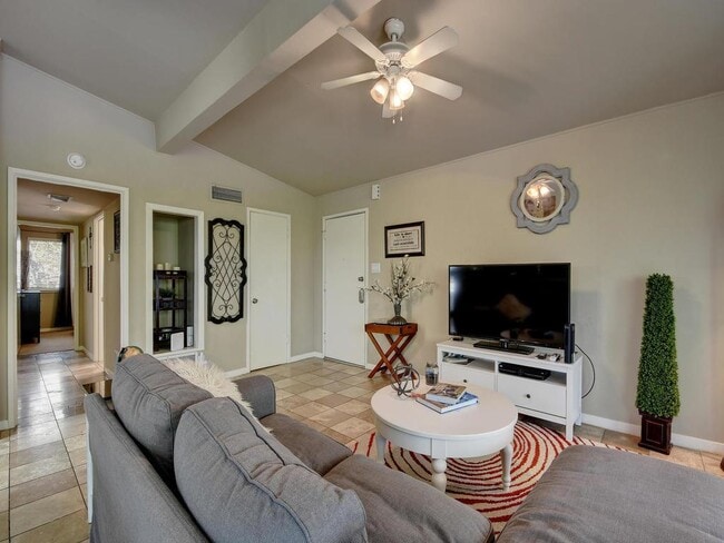 Building Photo - 2402 Jarratt Ave