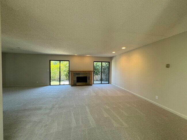 Building Photo - 2439 Sharon Oaks Dr