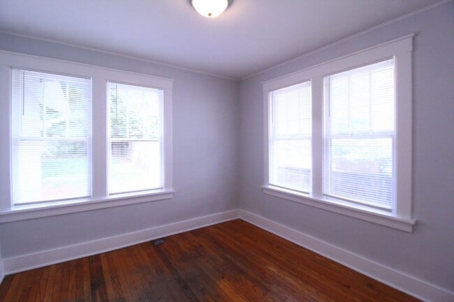 Building Photo - September FREE On This 2 Bedroom 1 Bath Ho...