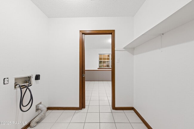 Building Photo - 102 Wisteria Dr