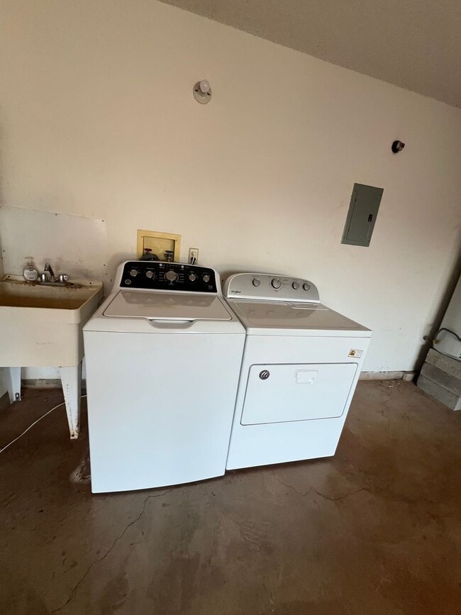 Building Photo - Single Level 3 bedroom / 2 bath house with a 2 car garage in Waipio **First Showing on Wednesday,...