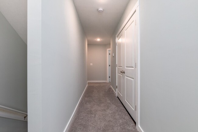 Building Photo - 3 Bedroom Townhome each with en-suite bath...