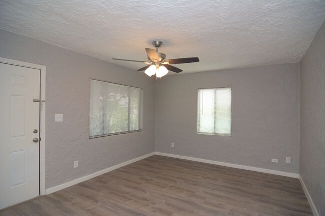 Building Photo - Remodeled 3 Bedroom 1 Bath Home! Central T...