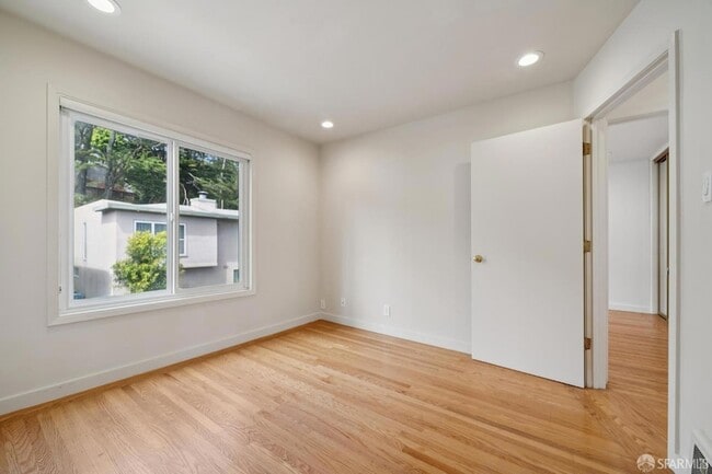 Building Photo - 74 Sunview Dr