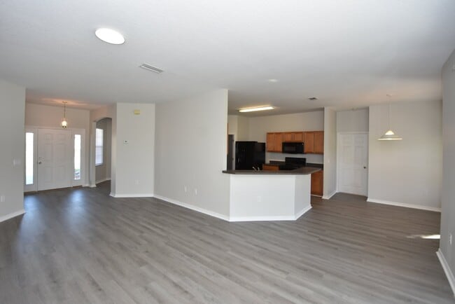 Building Photo - 4 bed, 2 bath located in Matanzas Woods su...