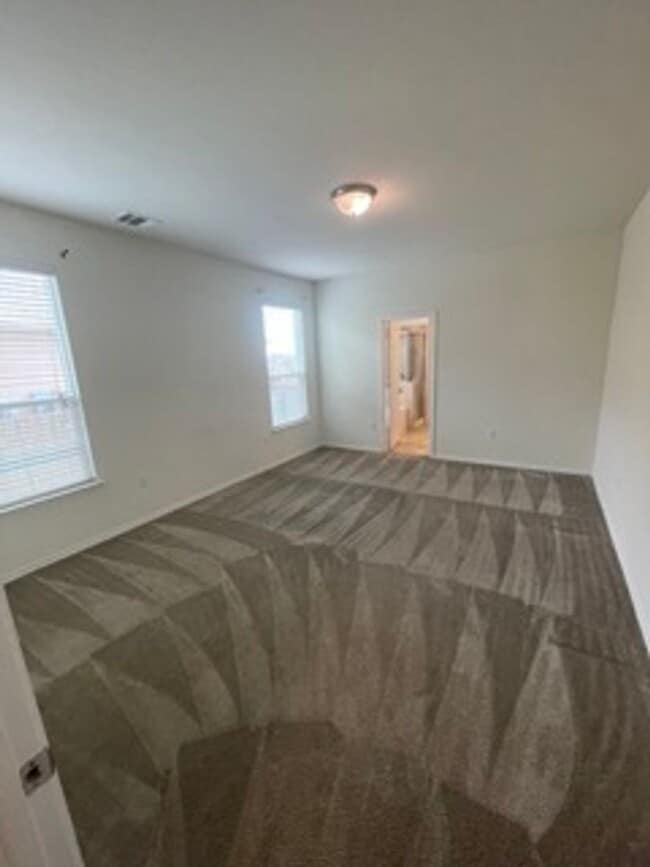 Building Photo - 813 Sandhill Branch Dr