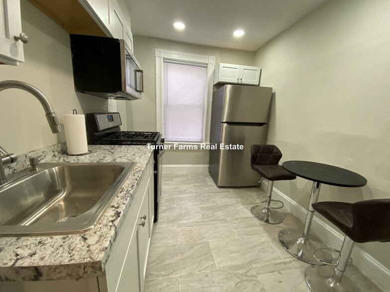 Building Photo - 35 Humphreys St