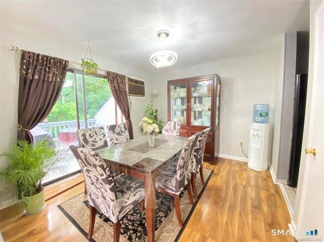 Building Photo - 19 Somers St