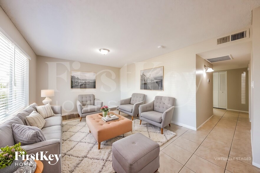 Building Photo - 9914 N 73rd Ave