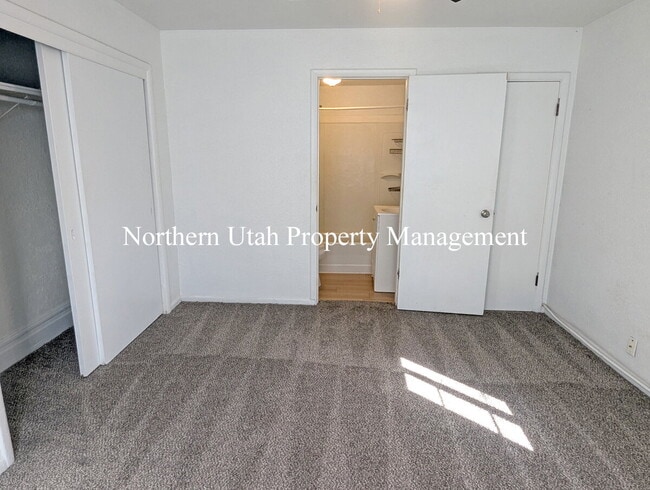 Building Photo - 1 Bed, 1 Bath, New Carpet