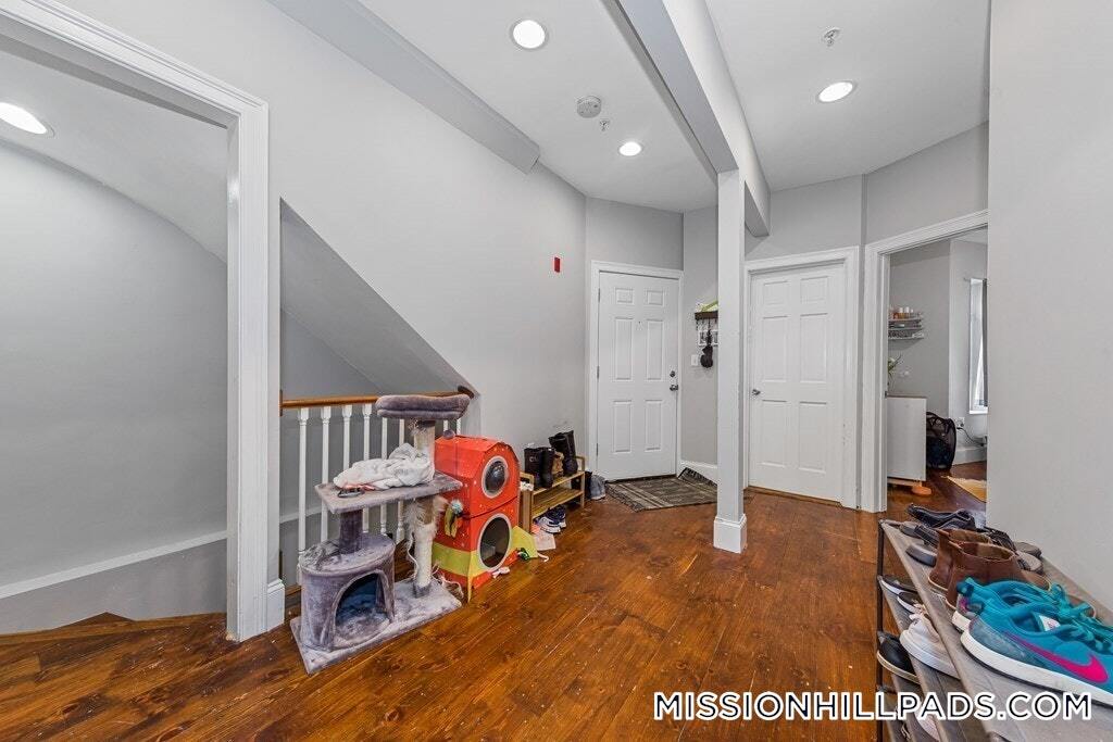 Building Photo - 16 Sewall St