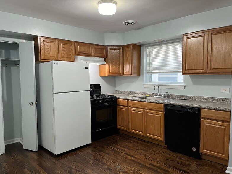 Updated Kitchen, new cabinets and countertop - 728 Dobson St