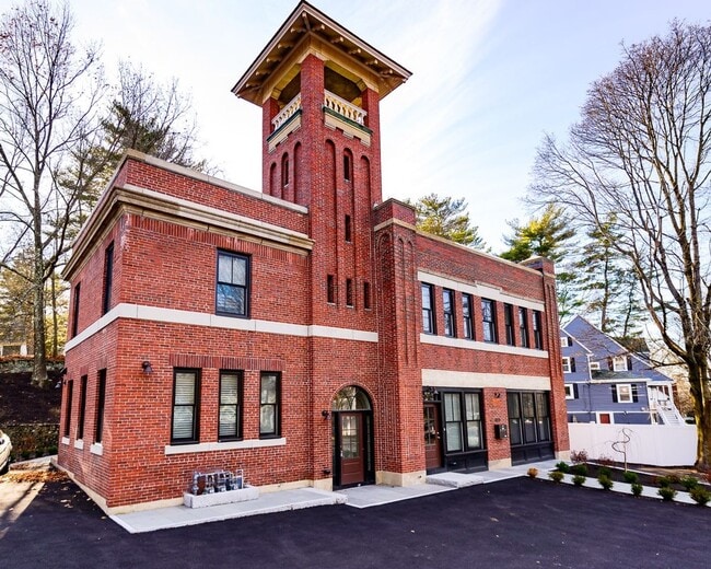 Building Photo - Newton Center Area. 3 Level of Living Space/ central AC, In-Unit Laundry. Parking Included