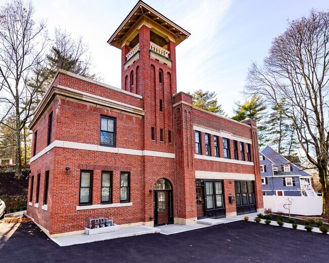 Building Photo - No Brokers Fee, Newton Center Area. 3 Level of Living Space/ central AC, In-Unit Laundry. Parking...
