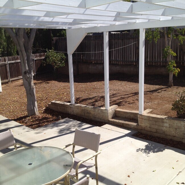 Building Photo - Beautiful 2bd/1ba Upstairs Duplex with a H...