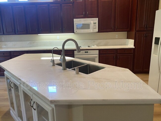 Building Photo - 12040 Gold Pointe Ln