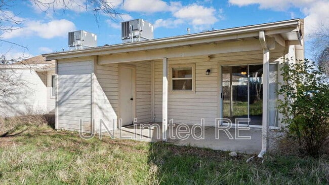 Building Photo - 3232 N Hedgewood Dr