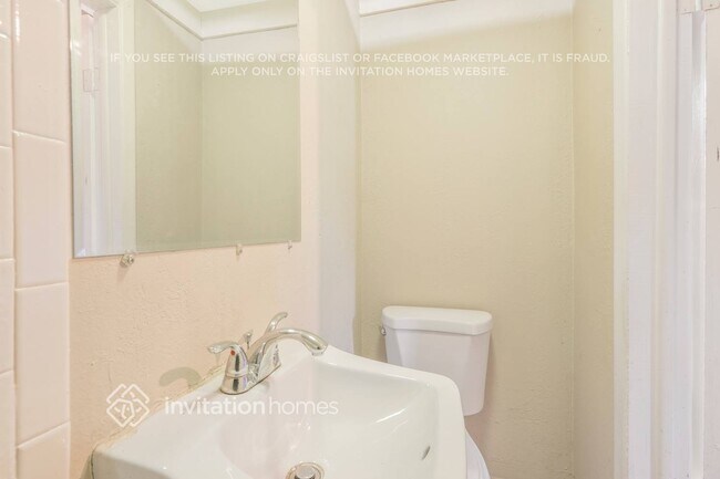 Building Photo - 10824 Oakdale Ave