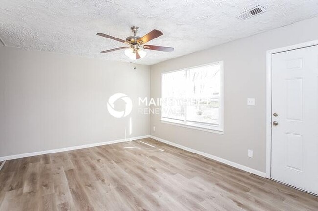 Building Photo - 4 Bedroom Pet-Friendly Home in INDEPENDENCE, MO with Main Street Renewal