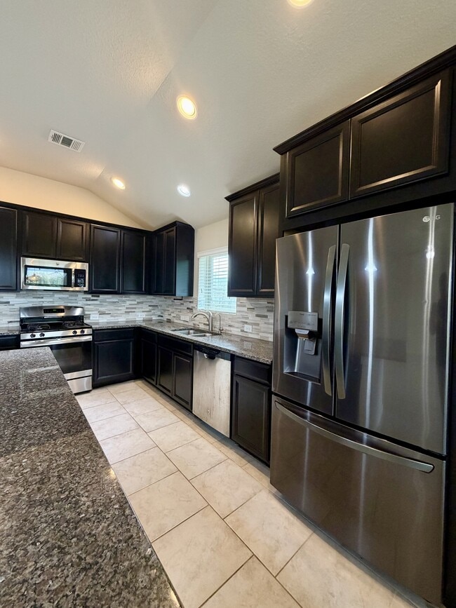 Building Photo - 646 Ridge Lawn Dr