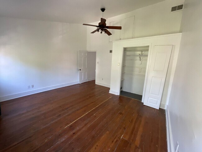 Building Photo - 624 Catharine Street