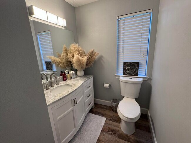 Building Photo - 315 Parkwood Pl