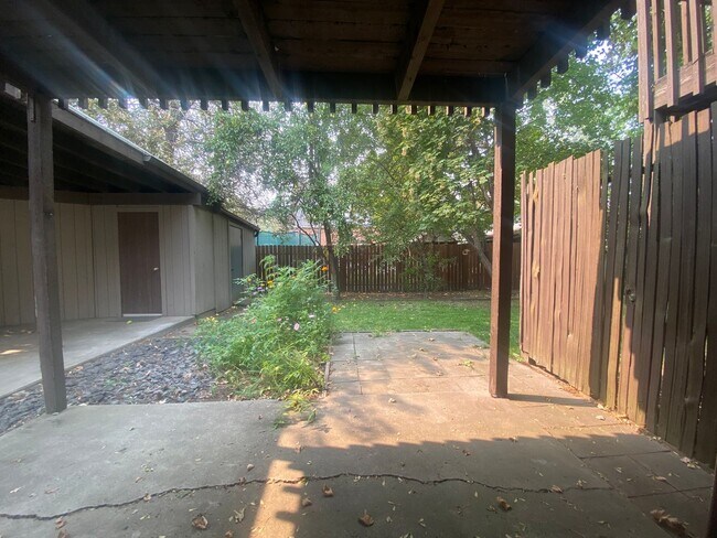Building Photo - South Hill Triplex-Nestled away in private...