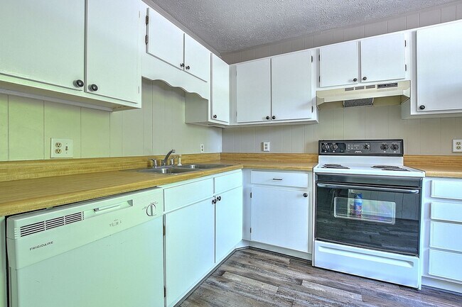 Building Photo - 405 Cypress St