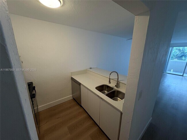 Building Photo - 505 NE 30th St