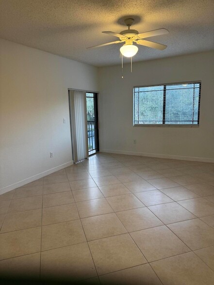 Building Photo - 2802 Sarento Pl