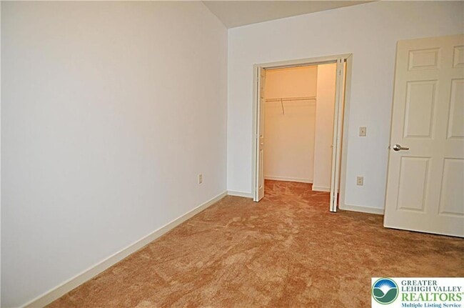 Building Photo - 2121 Hokendauqua Ave