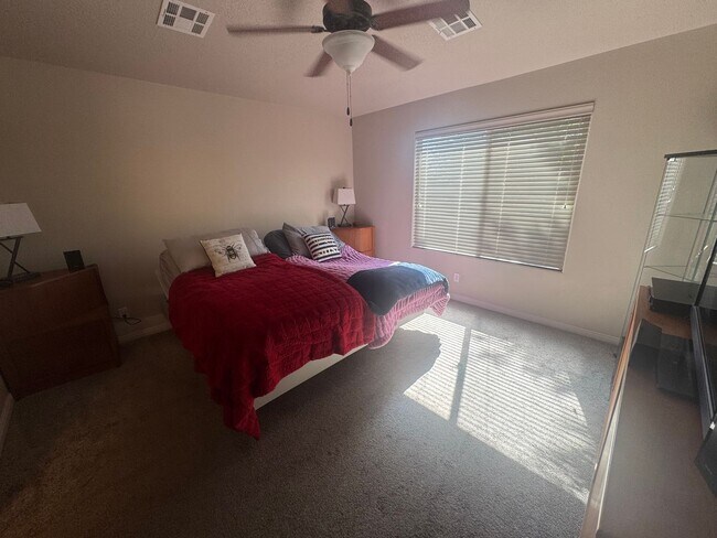 Building Photo - Lightly Furnished 4 Bed Home!