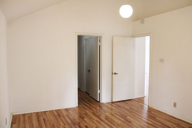 Building Photo - 3-BEDROOM IN CASTLE HILLS FOREST