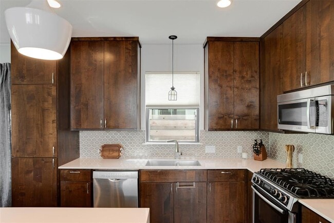 Building Photo - 1009 E 12th St