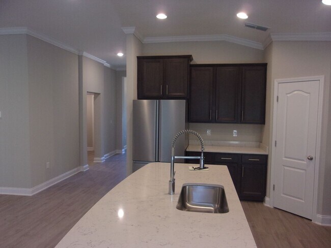 Building Photo - 4 bed/3 bath Beautiful Home with Amenities!