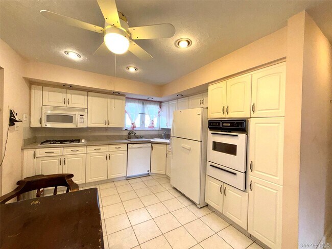 Building Photo - 15 Sherry Ln