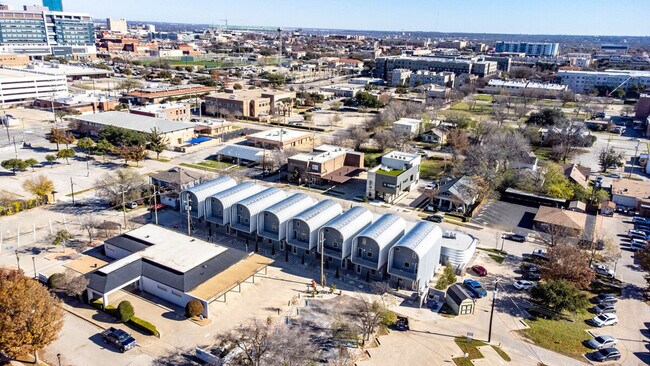 Building Photo - 1264 W Magnolia Ave