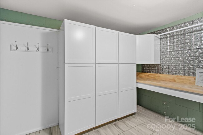 Building Photo - 9598 Riviera Dr