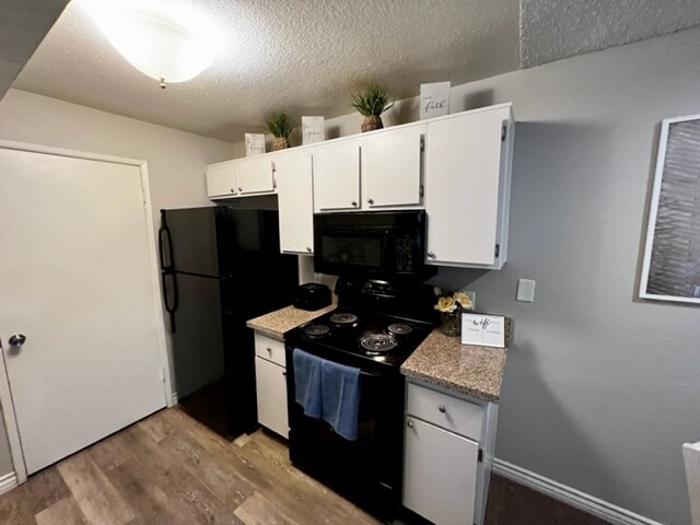 Full Size Appliances in Kitchen - 200 Mission Laguna Ln