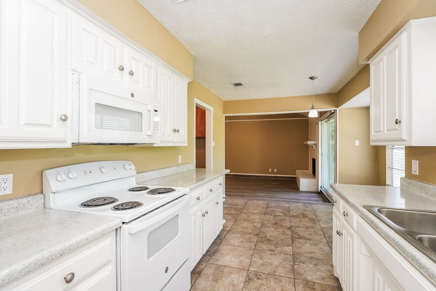 Building Photo - 6029 Dustin Dr