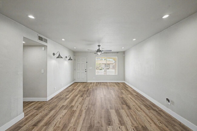 Building Photo - 4048 E Dahlia Dr