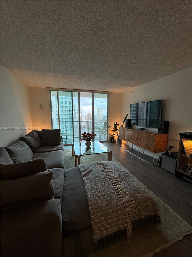 Building Photo - 1155 Brickell Bay Dr