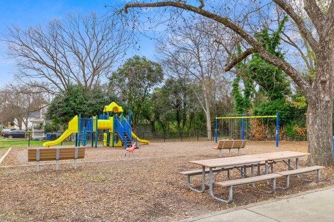 Building Photo - 1206 Coach Sta Aly