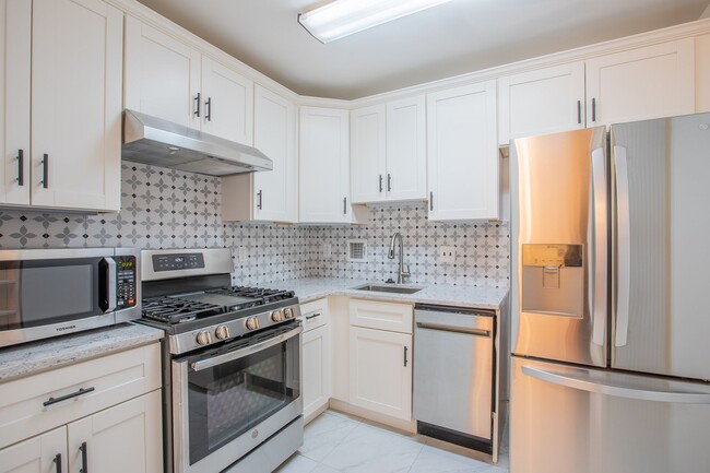 Building Photo - Beautiful 2 BR/1 BA Condo in Dupont Circle!