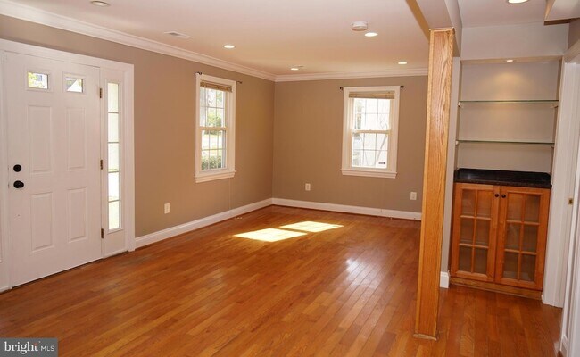 Building Photo - 923 Lewis Ave