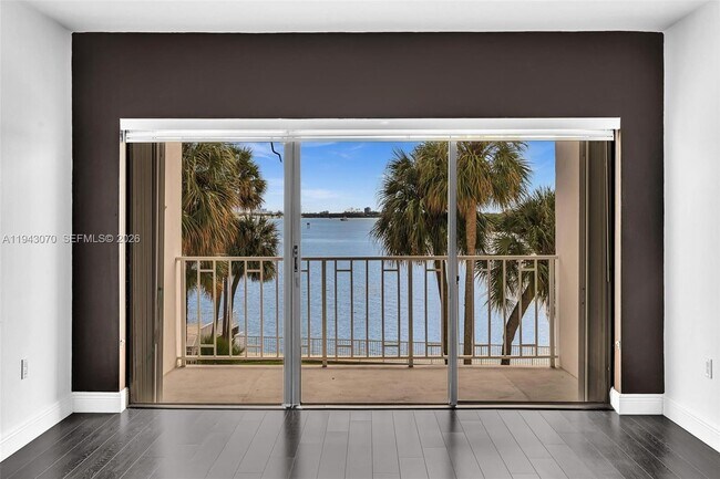 Building Photo - 500 Bayview Dr